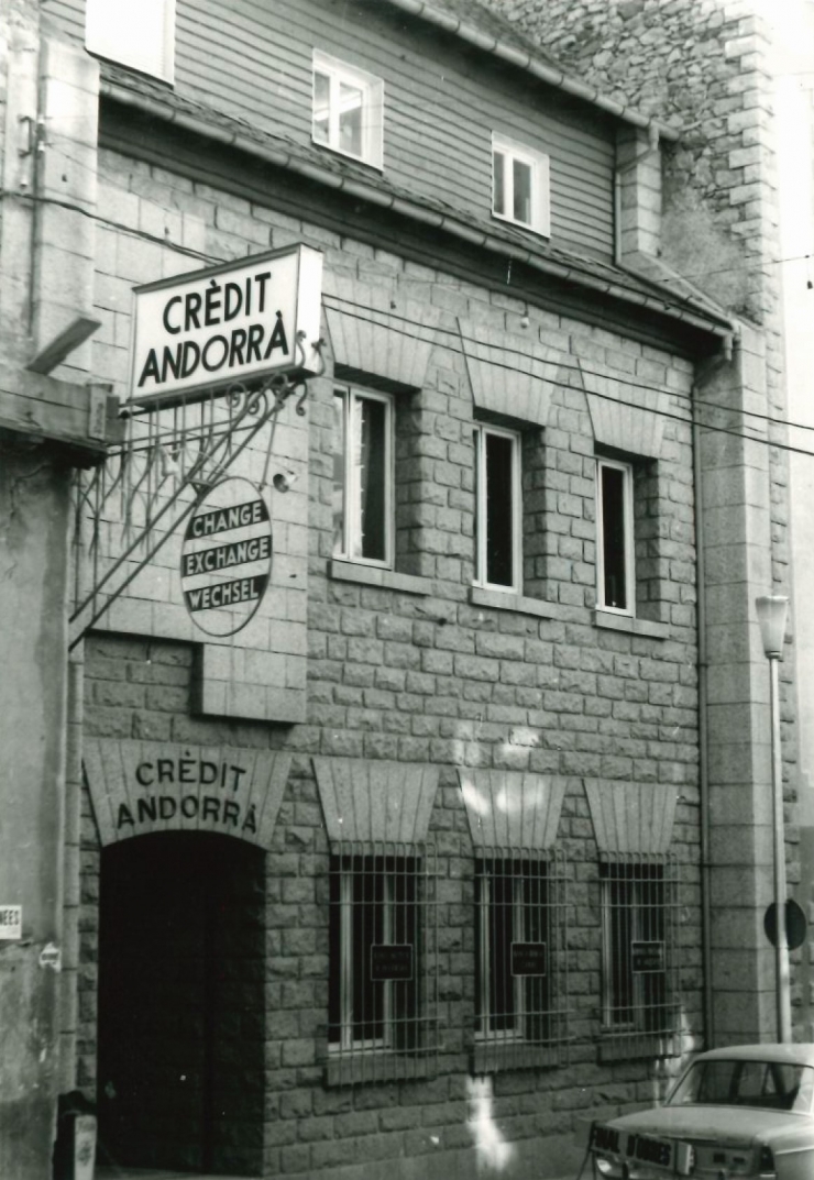 La façana de la primera oficina del banc.